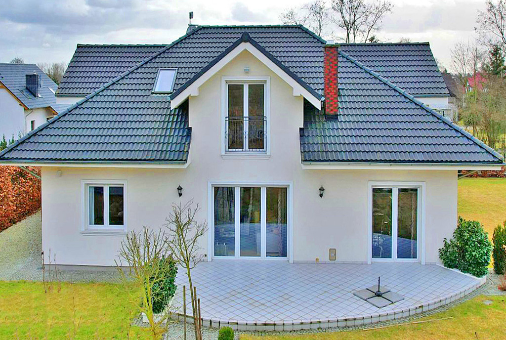 zdjęcie wykonane z drona pokazujące od góry luksusową willę na sprzedaż Gorzów Wielkopolski (okolice)