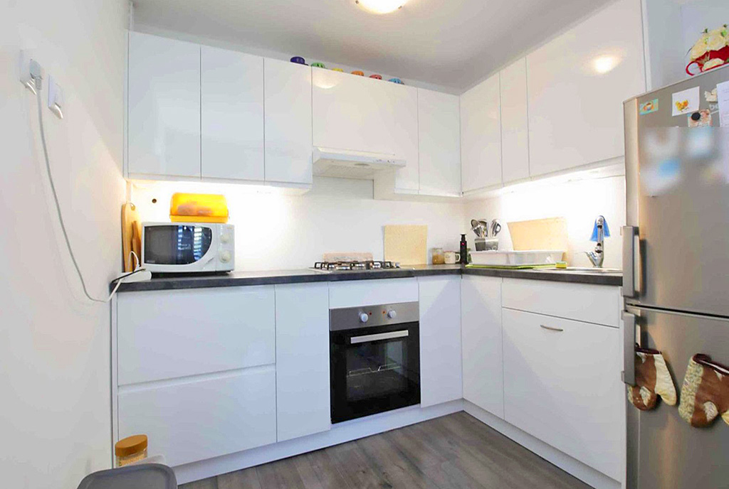 zaprojektowana w bieli kuchnia w luksusowym apartamencie do sprzedaży Gorzów Wielkopolski