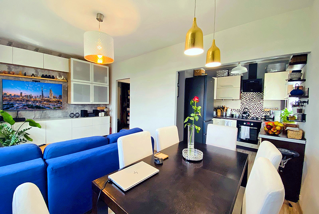 widok od strony jadalni na wnętrze luksusowego apartamentu na sprzedaż Katowice (okolice)