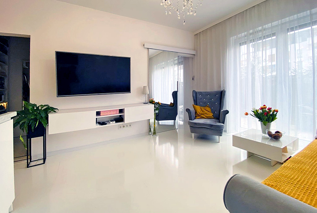 przeciwległa strona salonu w luksusowym apartamencie na sprzedaż Katowice