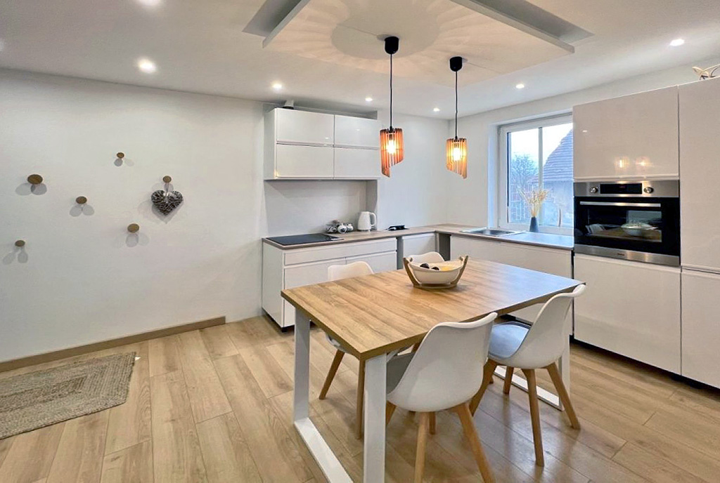 na pierwszym planie jadalnia w luksusowym apartamencie na sprzedaż Legnica (okolice)