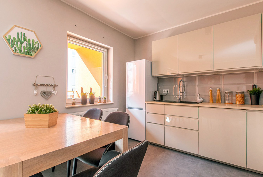 jadalnia oraz kuchnia w luksusowym apartamencie na sprzedaż Poznań