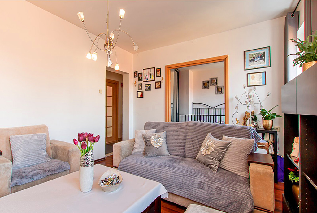 druga strona pokoju dziennego w luksusowym apartamencie na sprzedaż Poznań
