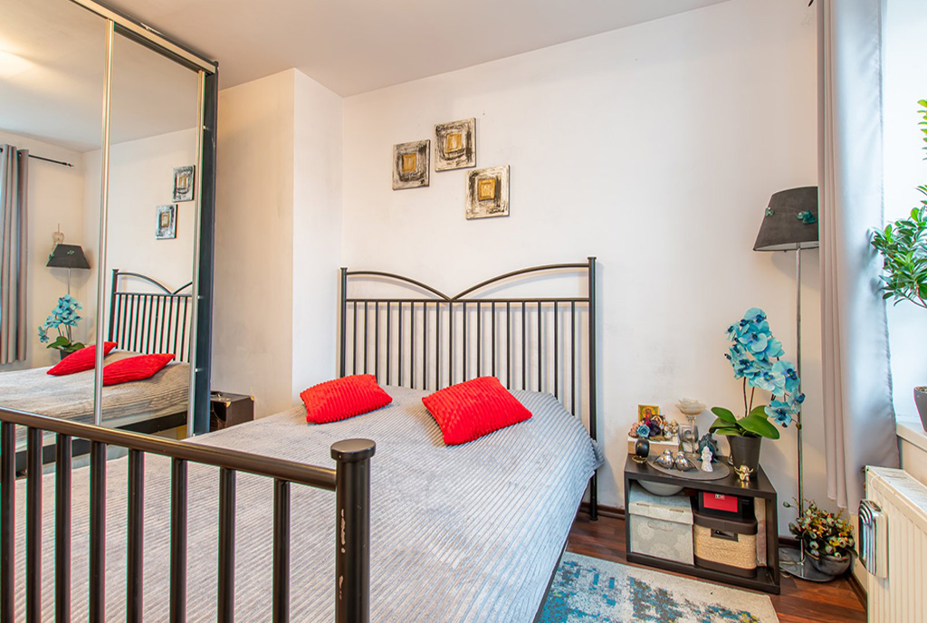 elegancka sypialnia w luksusowym apartamencie na sprzedaż Poznań