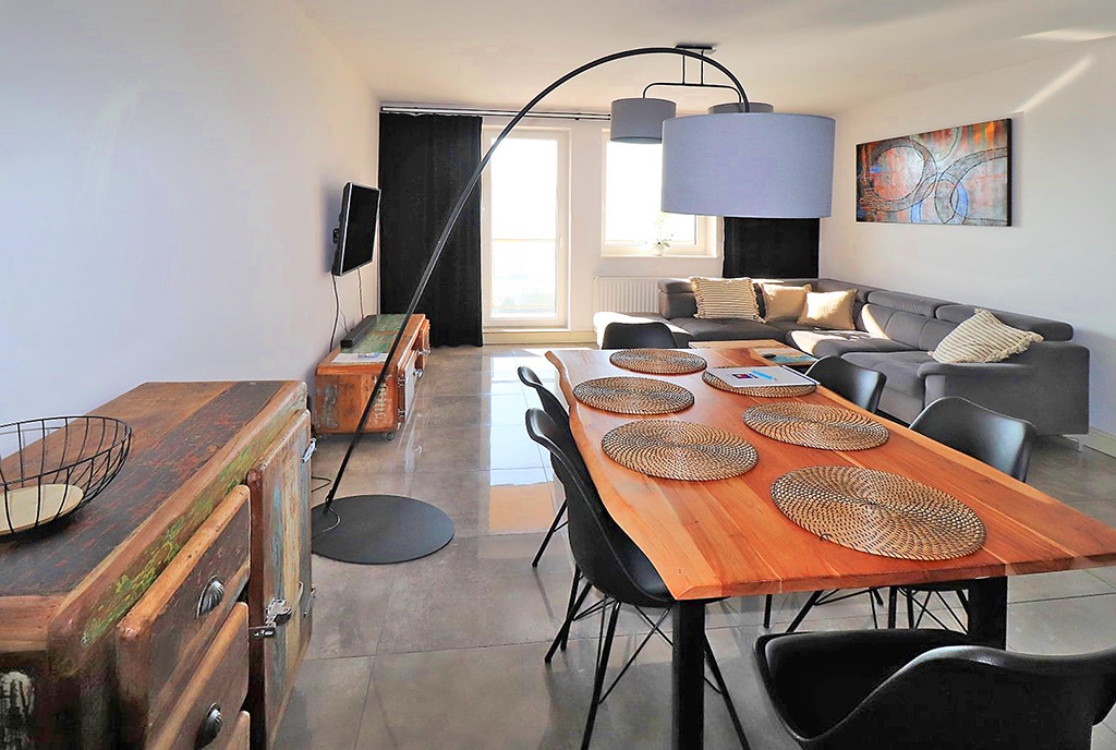 na pierwszym planie jadalnia w luksusowym apartamencie na sprzedaż Wisła