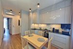 futurystycznie zabudowana kuchnia w luksusowym apartamencie na sprzedaż Wrocław