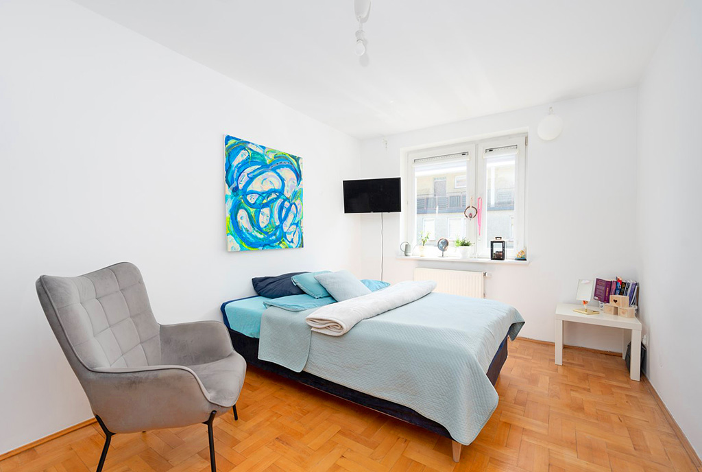 widok na sypialnię w luksusowym apartamencie na sprzedaż nad morzem