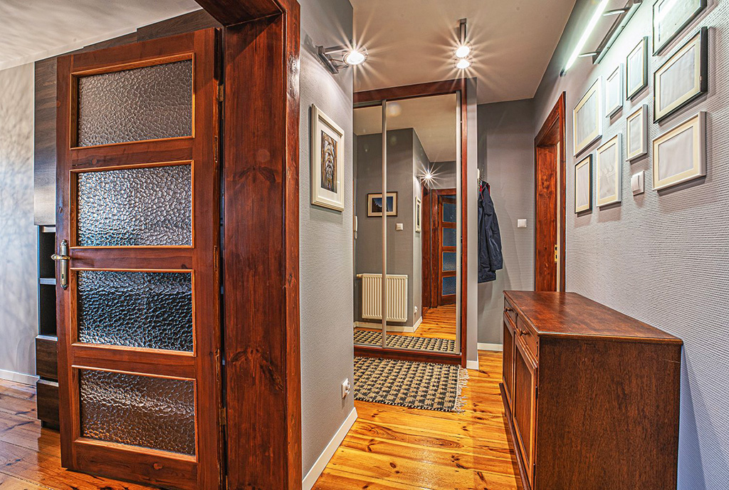 imponujący hol w ekskluzywnym apartamencie na wynajem Bolesławiec