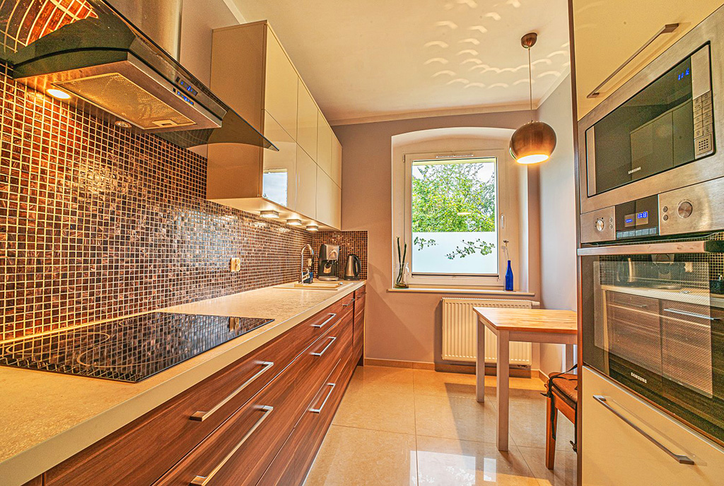 funkcjonalna kuchnia w luksusowym apartamencie do wynajmu Bolesławiec