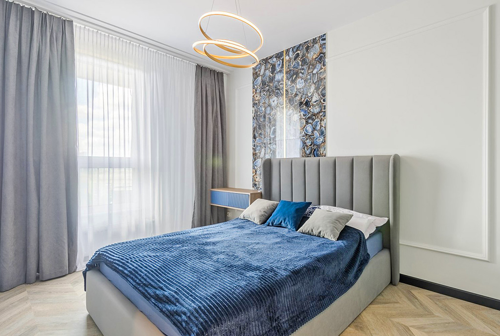 elegancka sypialnia w luksusowym apartamencie na wynajem Gdańsk