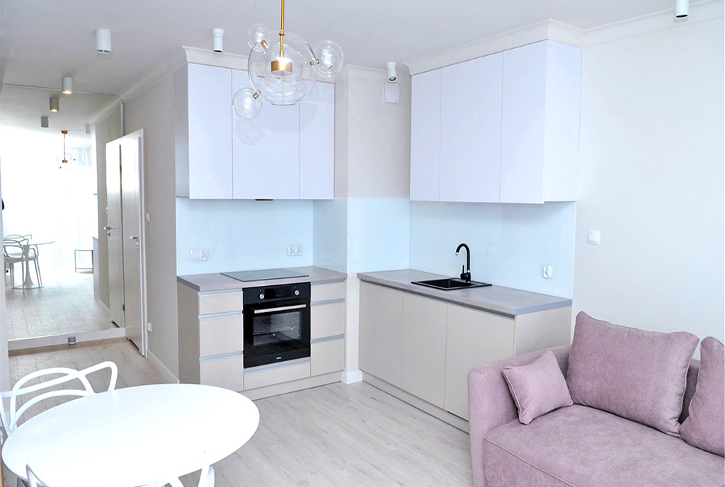 widok z salonu na aneks kuchenny w ekskluzywnym apartamencie do wynajęcia Szczecin