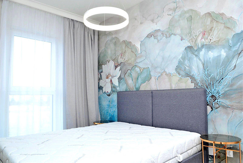 jedna ze ścian w sypialni luksusowego apartamentu do wynajmu Szczecin