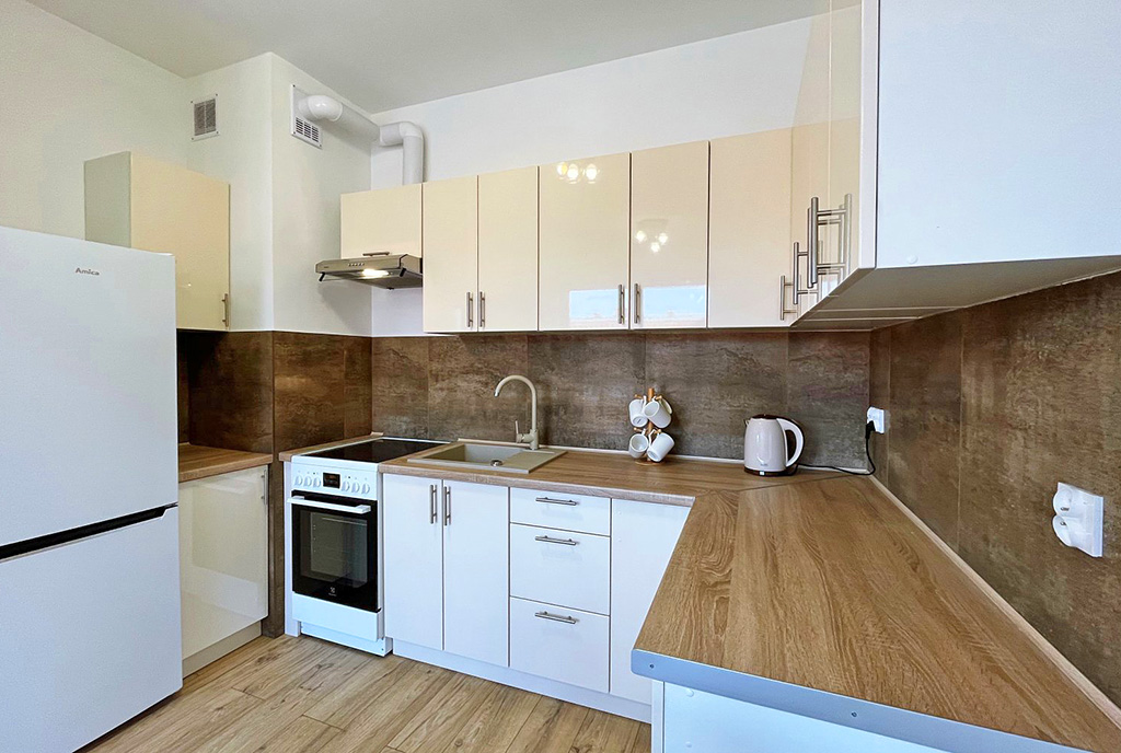 funkcjonalna kuchnia w luksusowym apartamencie do wynajmu Szczecin