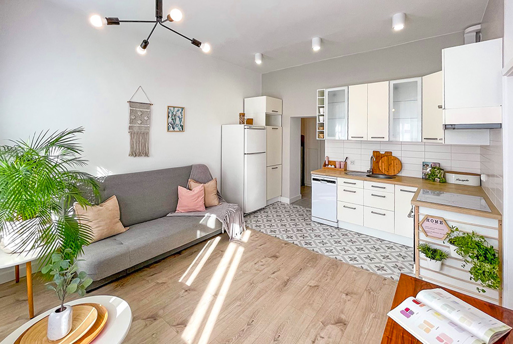 widok z salonu na aneks kuchenny w luksusowym apartamencie do wynajmu Wrocław