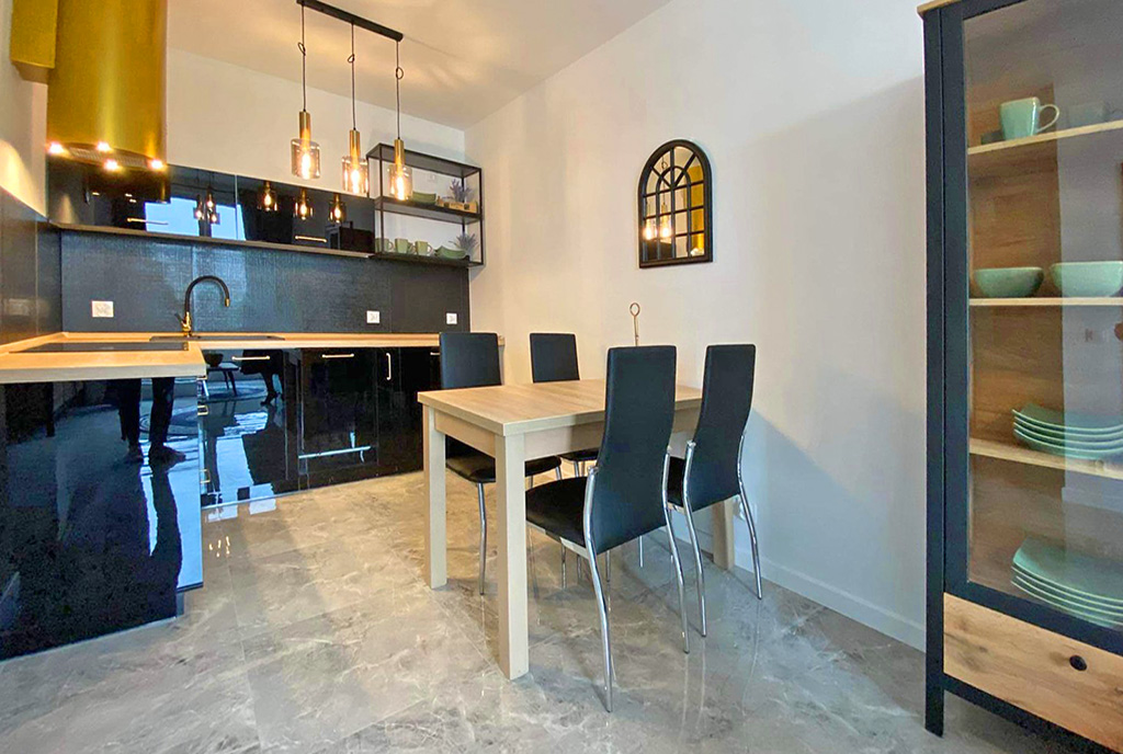 widok na jadalnię oraz kuchnię w luksusowym apartamencie do wynajmu Szczecin