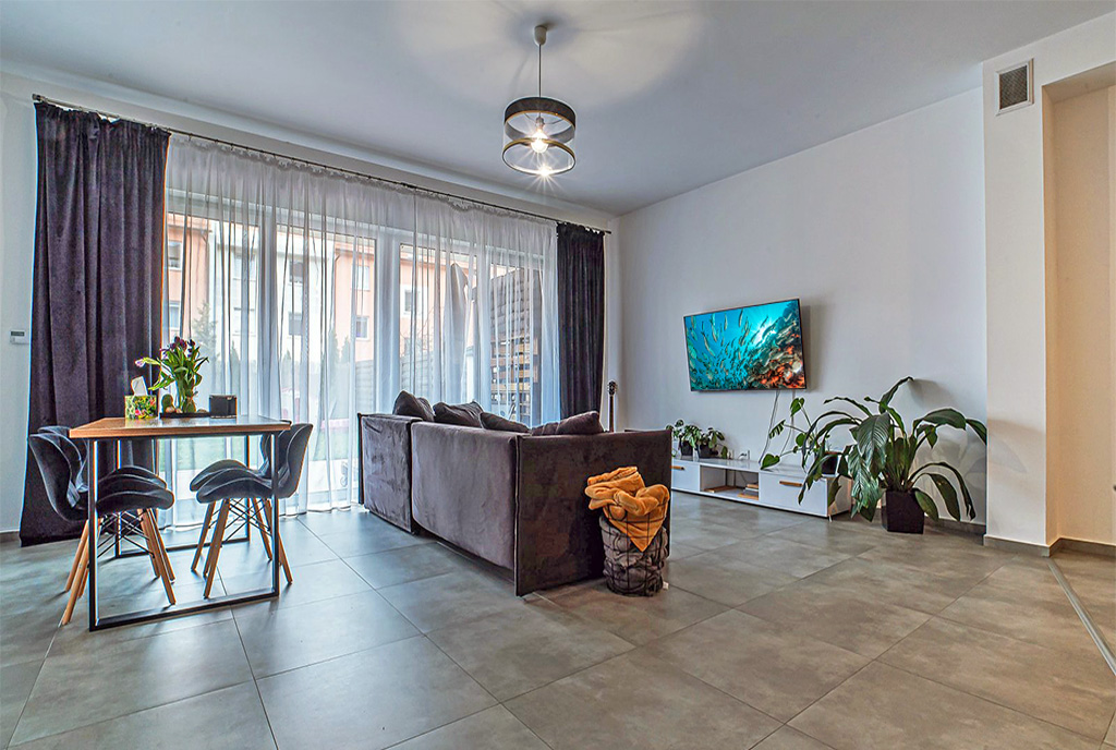 zaprojektowany zgodnie z najnowszymi trendami salon w ekskluzywnym apartamencie do sprzedaży Bolesławiec