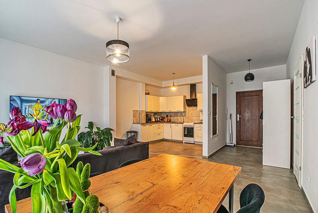 widok na jadalnię oraz aneks kuchenny w luksusowym apartamencie na sprzedaż Bolesławiec