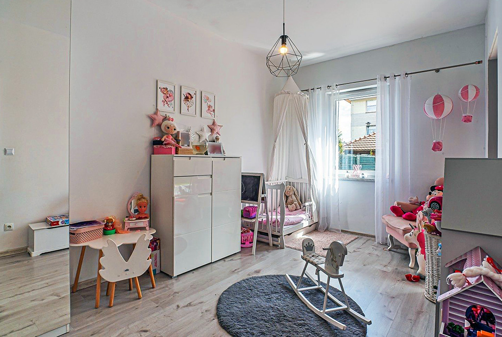 na zdjęciu pokój dla dziecka w ekskluzywnym apartamencie na sprzedaż Bolesławiec