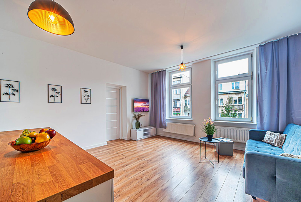 przestronny pokój gościnny w ekskluzywnym apartamencie do sprzedaży Bolesławiec