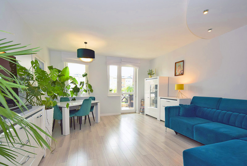 słoneczny pokój dzienny w ekskluzywnym apartamencie do sprzedaży Lublin (okolice)