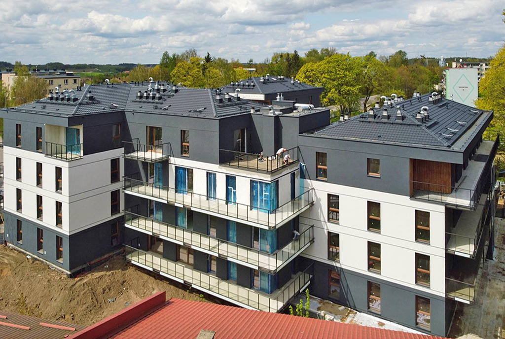 widok z lotu ptaka na budynek, gdzie znajduje się oferowany na sprzedaż ekskluzywny apartament Mazury