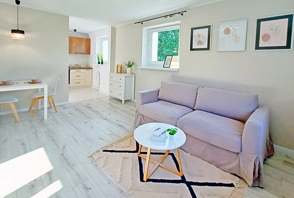 widok na salon, jadalnię oraz kuchnię w luksusowym apartamencie na sprzedaż Ostrów Wielkopolski