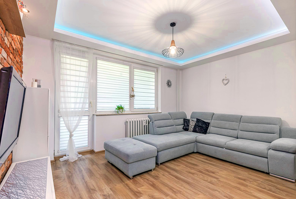 przeciwległa ściana pokoju gościnnego w luksusowym apartamencie na sprzedaż Szczecin