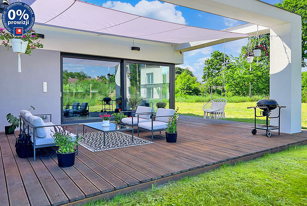 na pierwszym planie taras przy ekskluzywnej willi na sprzedaż Katowice (okolice)