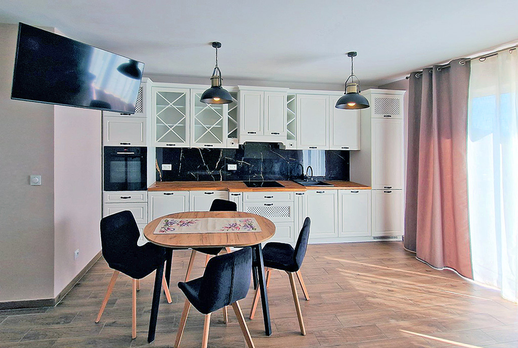 na pierwszym planie jadalnia w luksusowej willi na sprzedaż Bielsko-Biała (okolice)