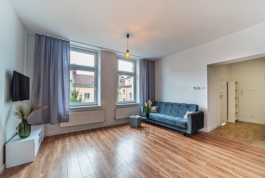 przestronny pokój gościnny w luksusowym apartamencie na sprzedaż Bolesławiec