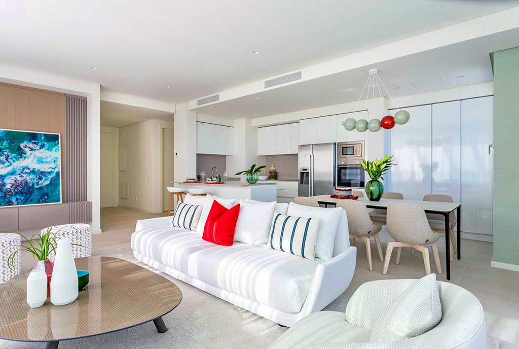 słoneczne wnętrze ekskluzywnego apartamentu na sprzedaż Hiszpania (Benahavís)