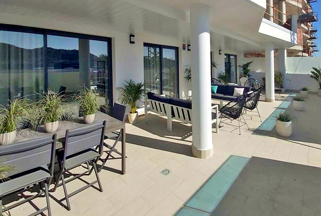 imponujących rozmiarów taras przy luksusowym apartamencie na sprzedaż Hiszpania (Mijas)