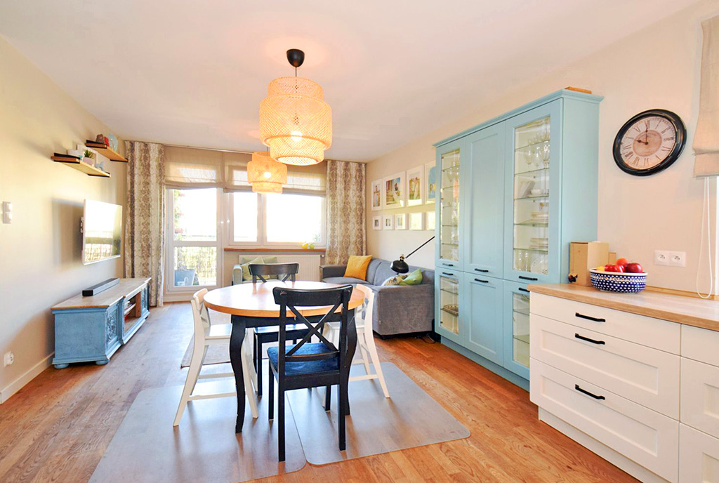 na pierwszym planie jadalnia w ekskluzywnym apartamencie na sprzedaż Lublin (okolice)