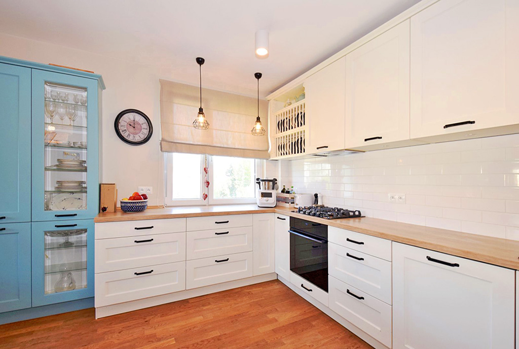 utrzymana kolorze białym kuchnia w ekskluzywnym apartamencie do sprzedaży Lublin (okolice)