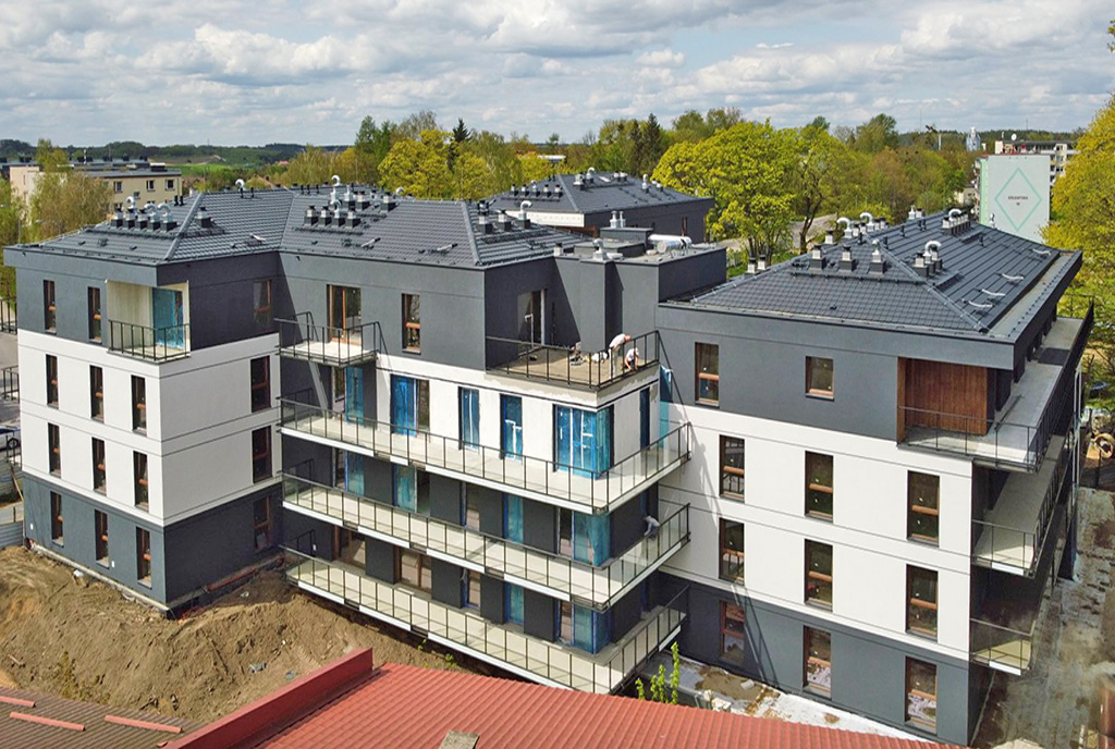 zdjęcie wykonane z drona pokazujące od góry budynek, gdzie mieści się oferowany do sprzedaży luksusowy apartament Mazury