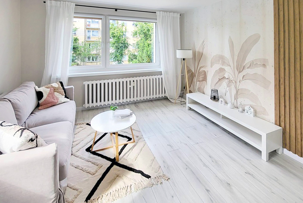 jedna ze ścian pokoju dziennego w luksusowym apartamencie na sprzedaż Ostrów Wielkopolski