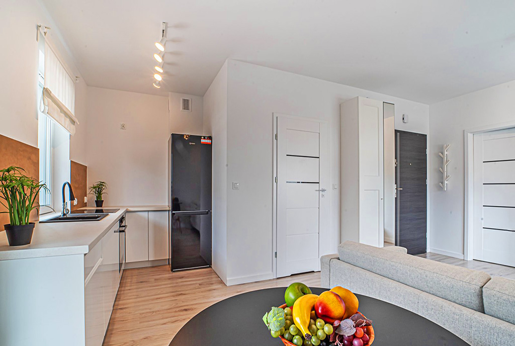 na pierwszym planie jadalnia w luksusowej willi na sprzedaż Bolesławiec