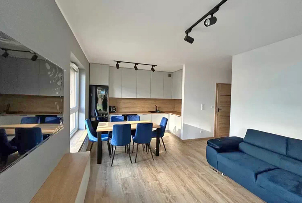 widok z salonu na aneks kuchenny w luksusowym apartamencie do wynajmu Częstochowa