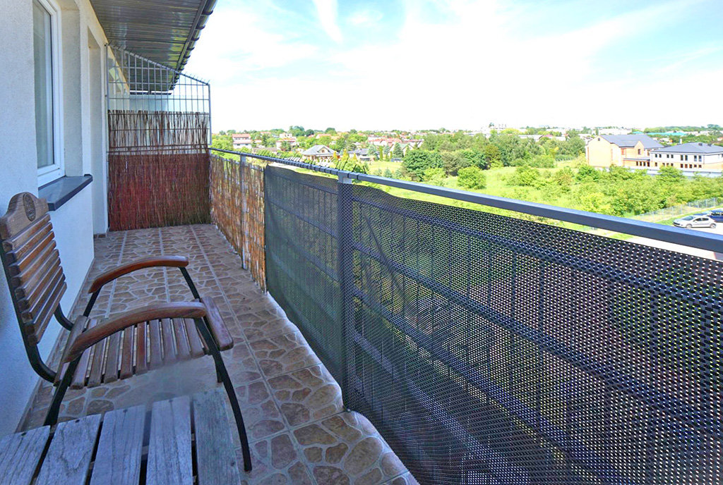 słoneczny balkon przy ekskluzywnym apartamencie na wynajem Piotrków Trybunalski