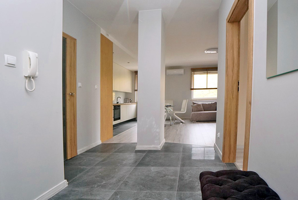 przestronny hol w ekskluzywnym apartamencie na wynajem Piotrków Trybunalski