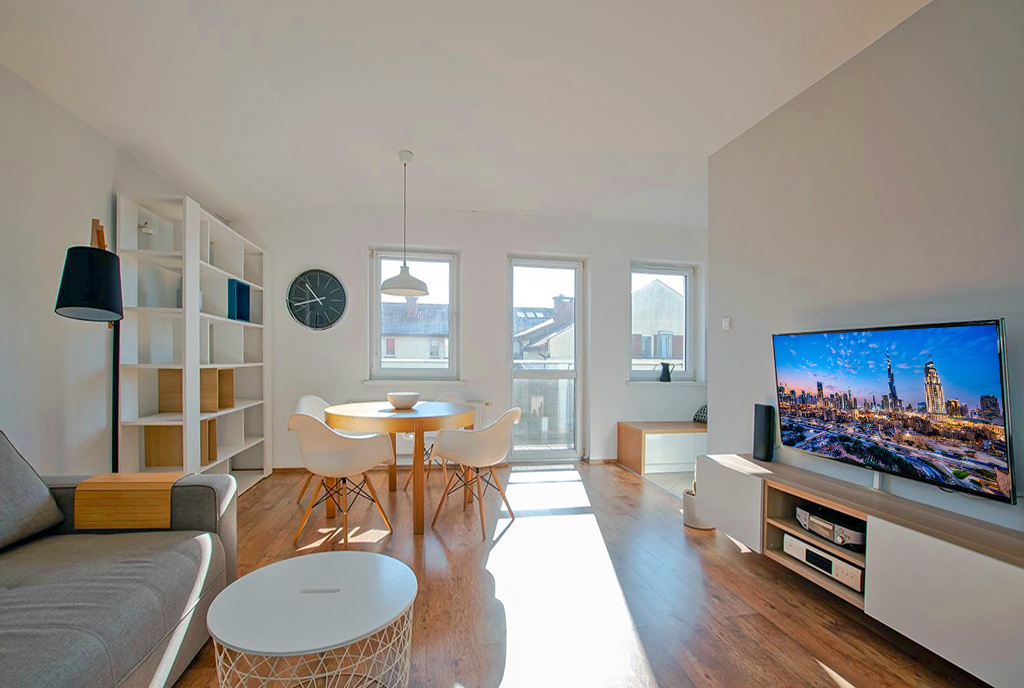 słoneczny salon w ekskluzywnym apartamencie do wynajęcia Poznań (okolice)