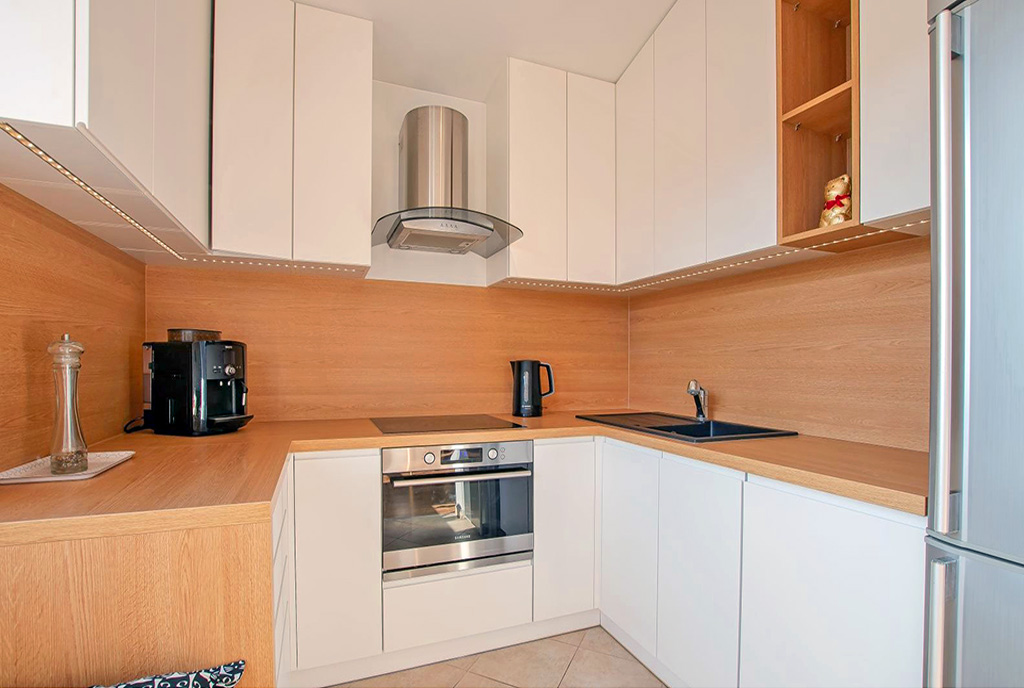 zabudowana kuchnia w ekskluzywnym apartamencie na wynajem Poznań (okolice)