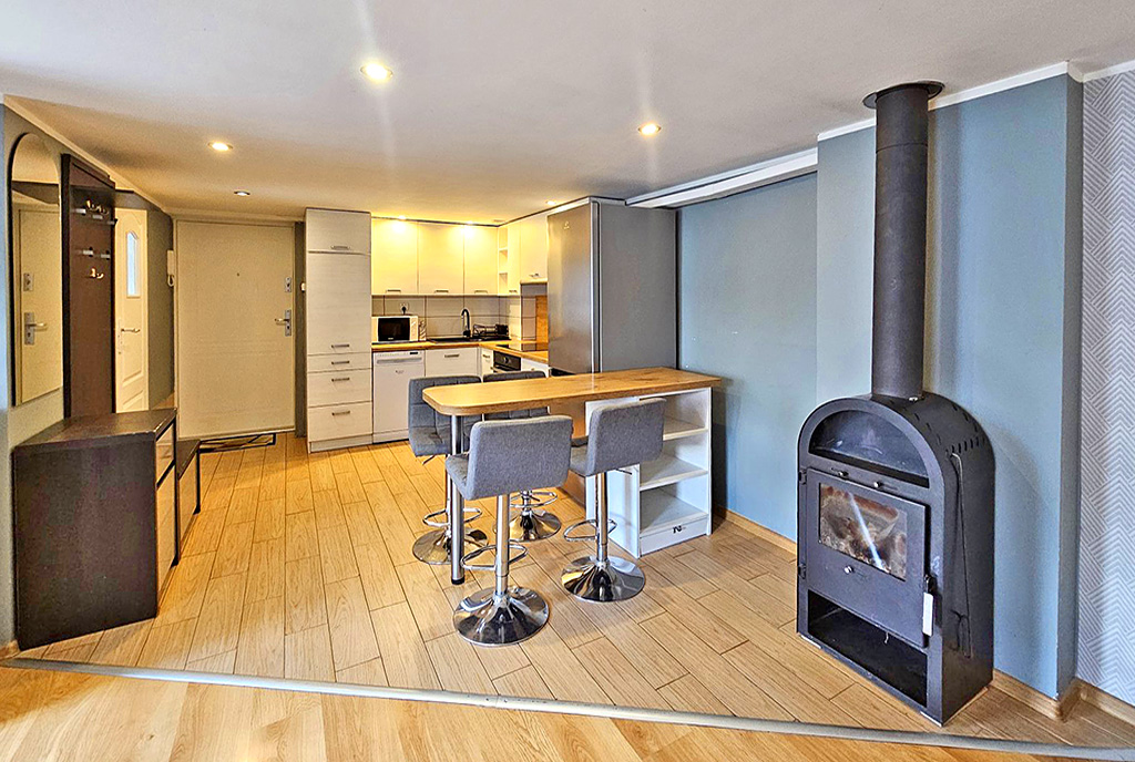 widok z salonu na aneks kuchenny w luksusowym apartamencie do wynajmu Zielona Góra (okolice)