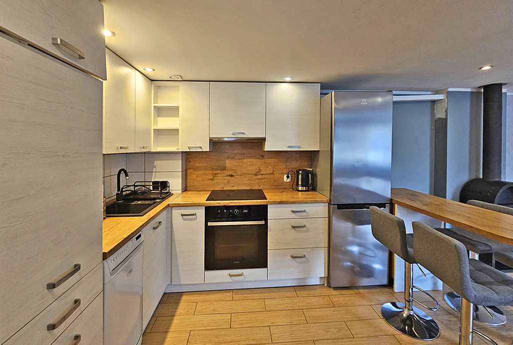zbliżenie na kuchnię w ekskluzywnym apartamencie na wynajem Zielona Góra (okolice)