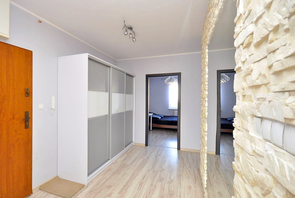 funkcjonalny hol w ekskluzywnym apartamencie na wynajem Gdynia (okolice)