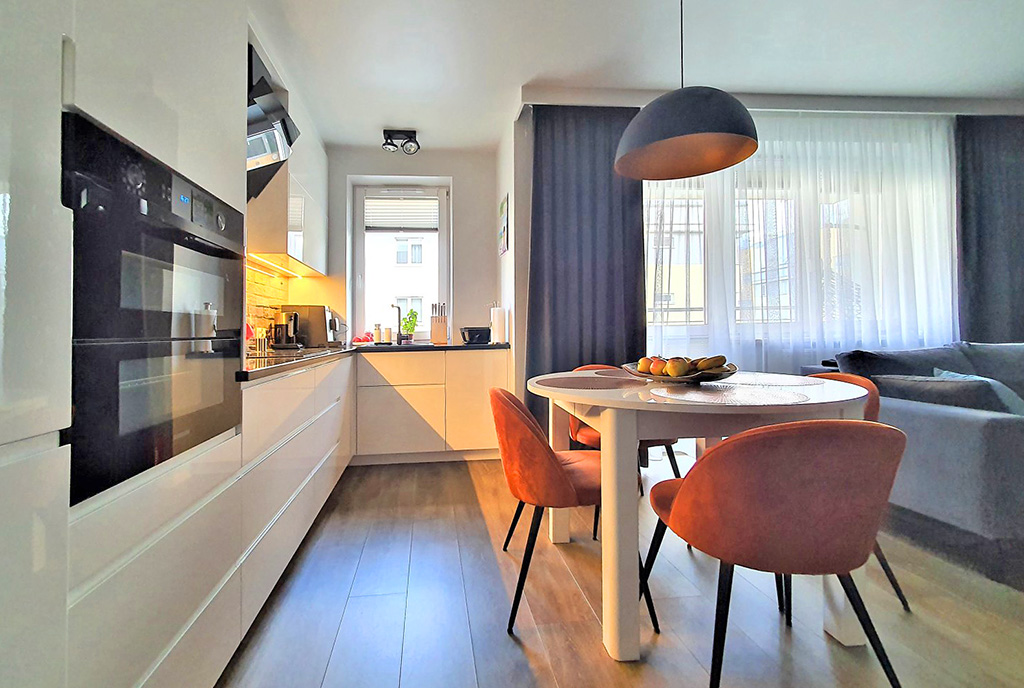 kuchnia oraz jadalnia w luksusowym apartamencie na sprzedaż Białystok (okolice)
