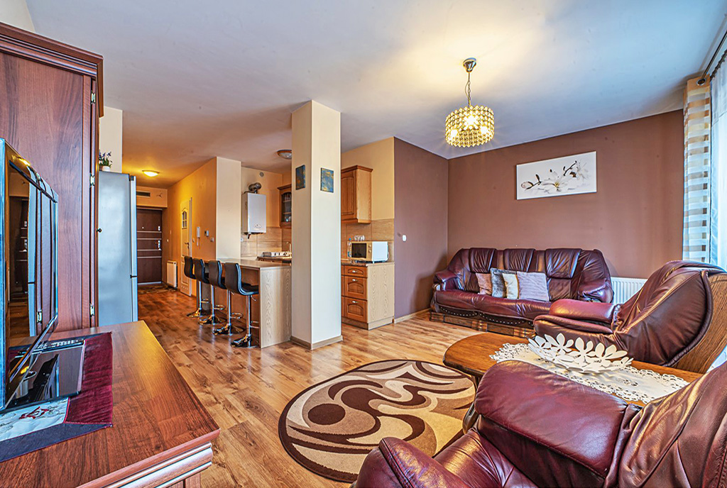 na pierwszym planie salon w ekskluzywnym apartamencie do sprzedaży Bolesławiec