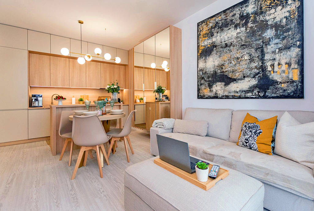 na pierwszym planie pokój dzienny w luksusowym apartamencie na sprzedaż Elbląg
