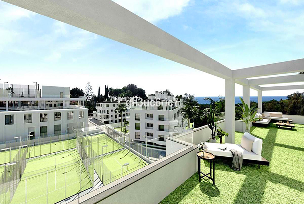 ogromny taras przy ekskluzywnym apartamencie na sprzedaż Hiszpania (Calahonda)