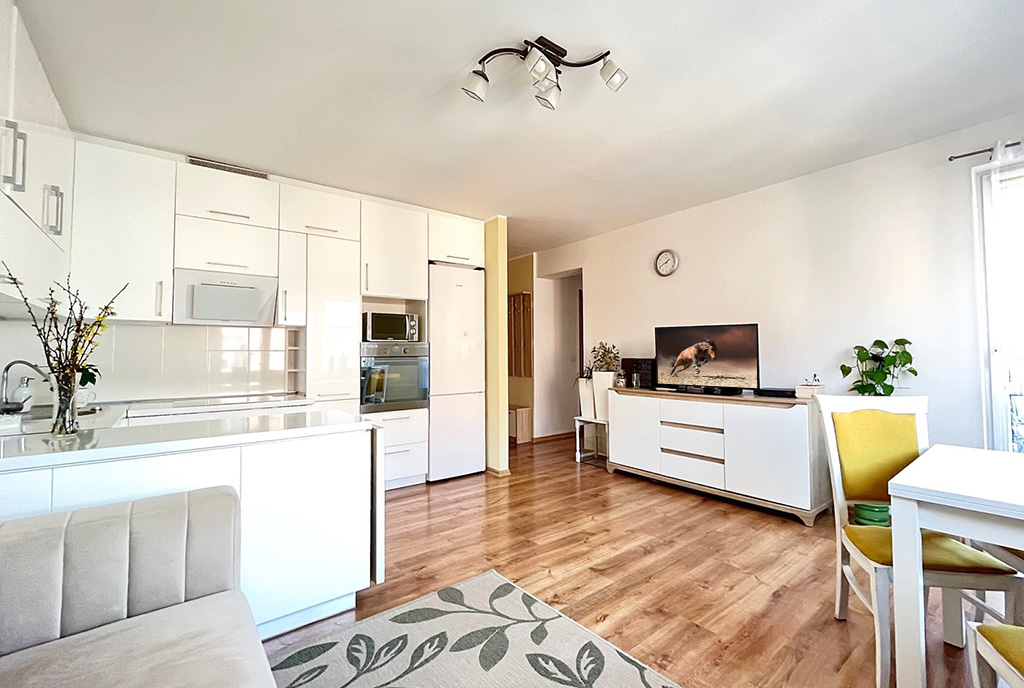 zaprojektowane w bieli wnętrze ekskluzywnego apartamentu do sprzedaży Inowrocław